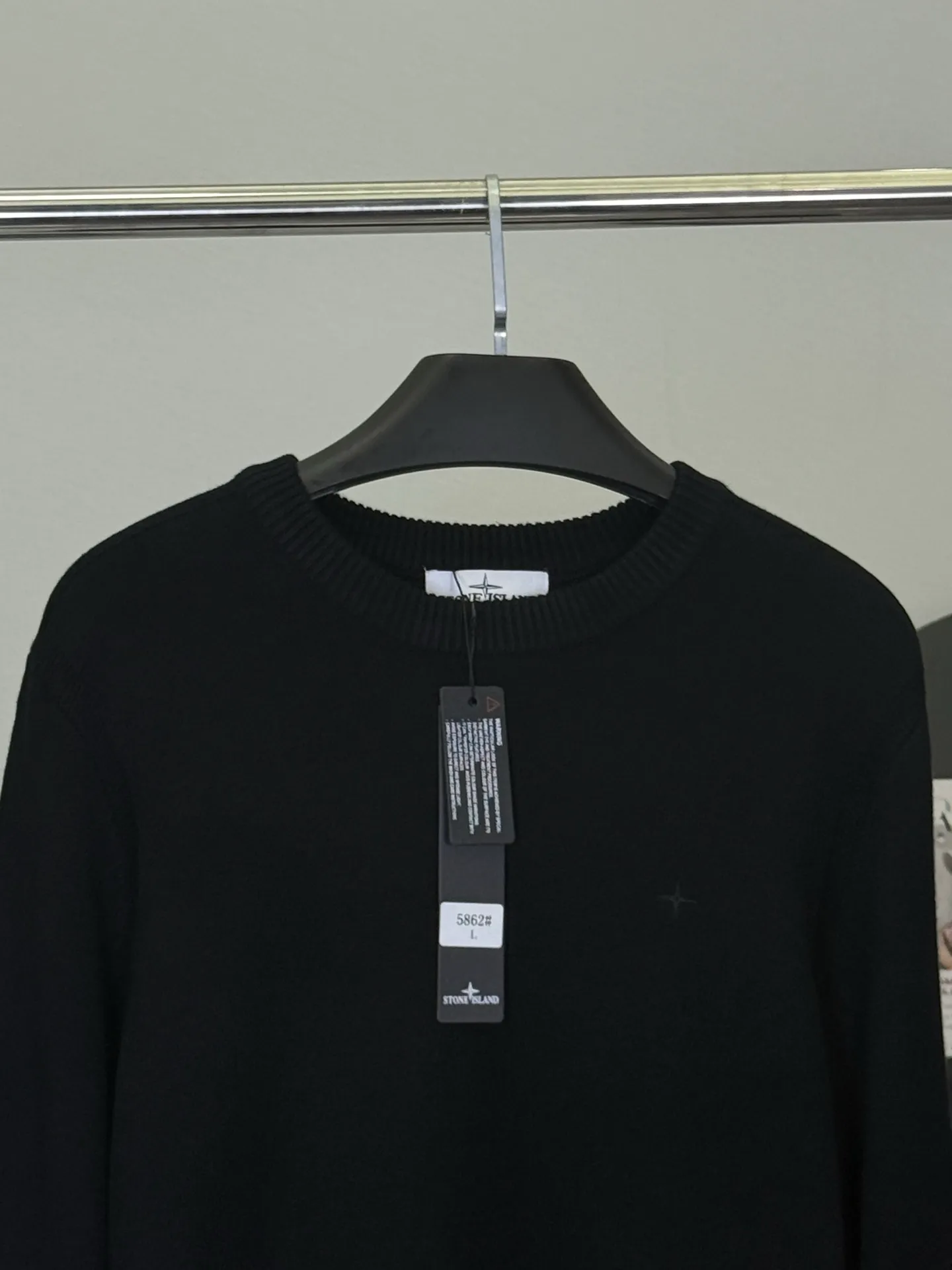 P400 💕Stone Island’s knitted sweater brings the workwear texture to become the most recognizable on the street. On the “hidden luxury track” of trendy brands, Stone Island’s black round-neck knitted sweater is the winner of both “function and style”.  It uses solid knitting technology to create a neat silhouette. The low-key cross logo on the chest and the three-dimensional texture details on the sleeves are Stone Island's fashionable and luxurious codes engraved in the DNA. The pure black model hides a hard-core texture in simplicity; the classic round neck is suitable for all styles, making it a "style all-rounder" in the wardrobe.  As an ingenious work of an Italian fashionable luxury brand, its knitted texture is crisp and tough. The upper body has a strong aura of workwear style and a comfortable feel for daily wear. Whether you wear it with overalls for a functional trend, or with jeans for a dark look, you can easily wear it with a high-end feel that is instantly recognizable to fashion industry veterans.  This autumn and winter, let it become the "Black Knight Badge" in your wardrobe and unlock the daily functional aesthetics of Stone Island~